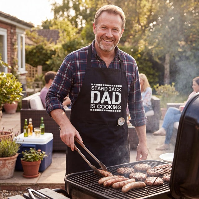 Melns kokvilnas priekšauts | Stand Back Dad Is Cooking dizains