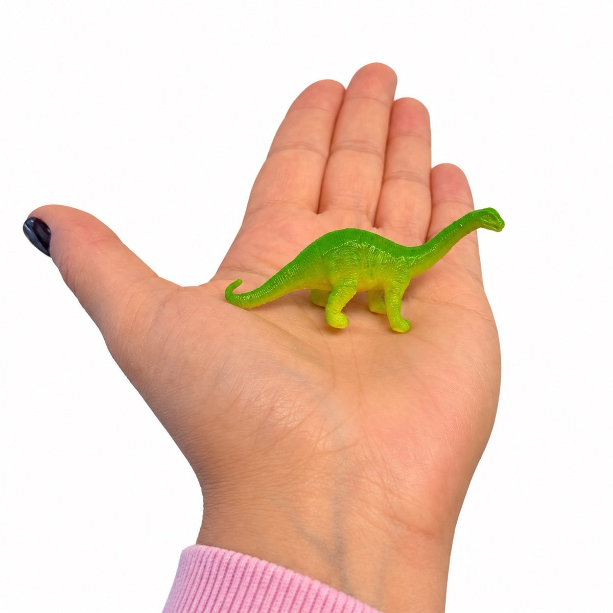 Maza dinozaura figūriņa plaukstā